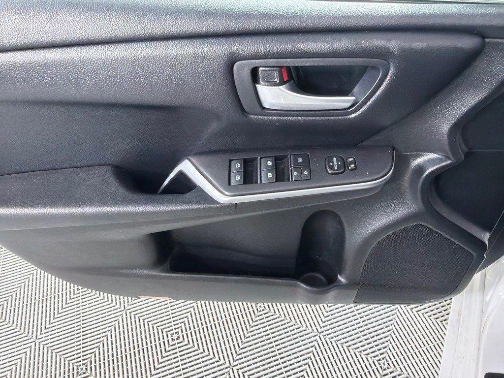 2017 Toyota Camry Image 9