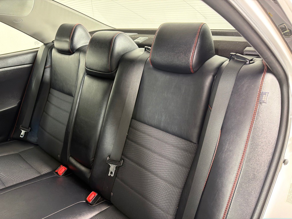 2017 Toyota Camry Image 17
