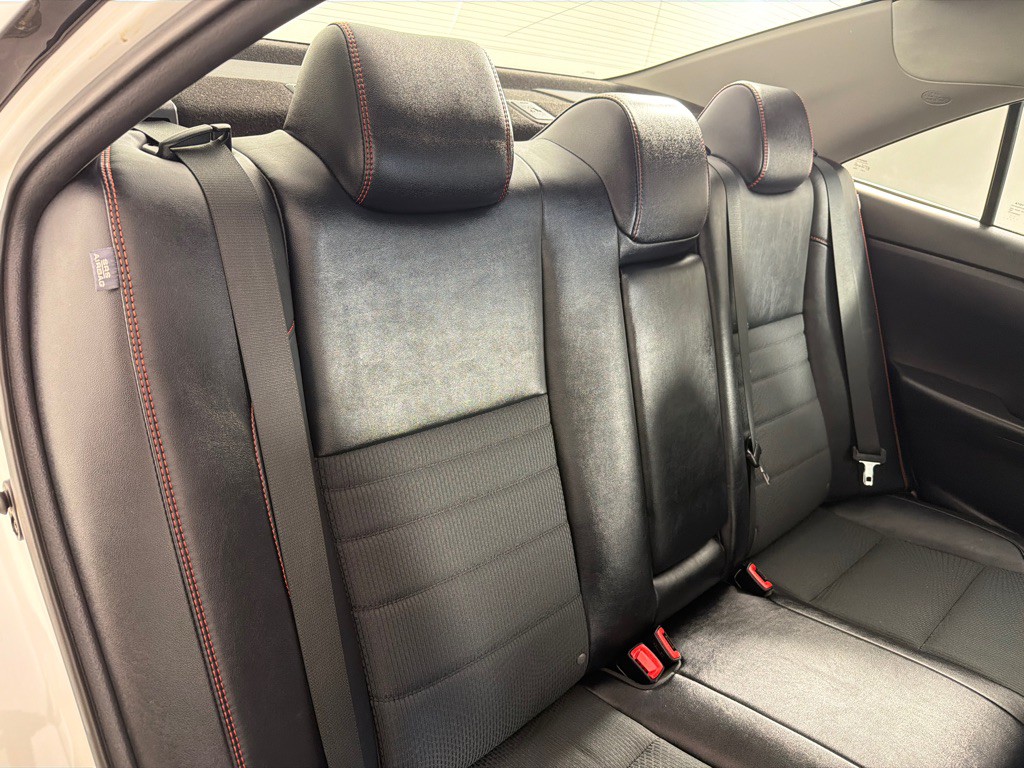 2017 Toyota Camry Image 19