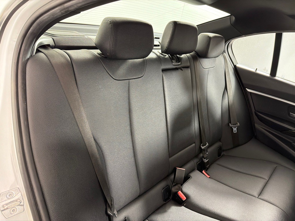 2018 BMW 3 Series Image 22