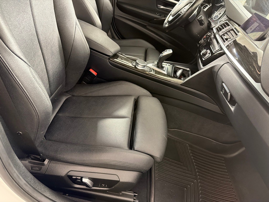 2018 BMW 3 Series Image 23