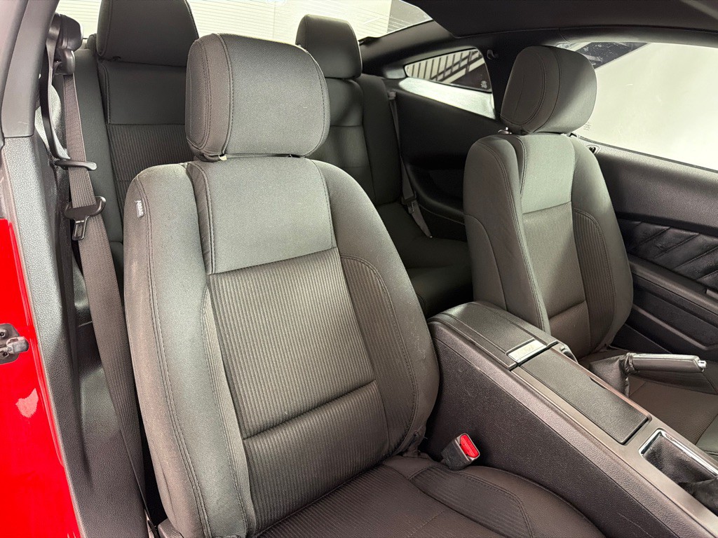 2013 Ford Mustang Image 21