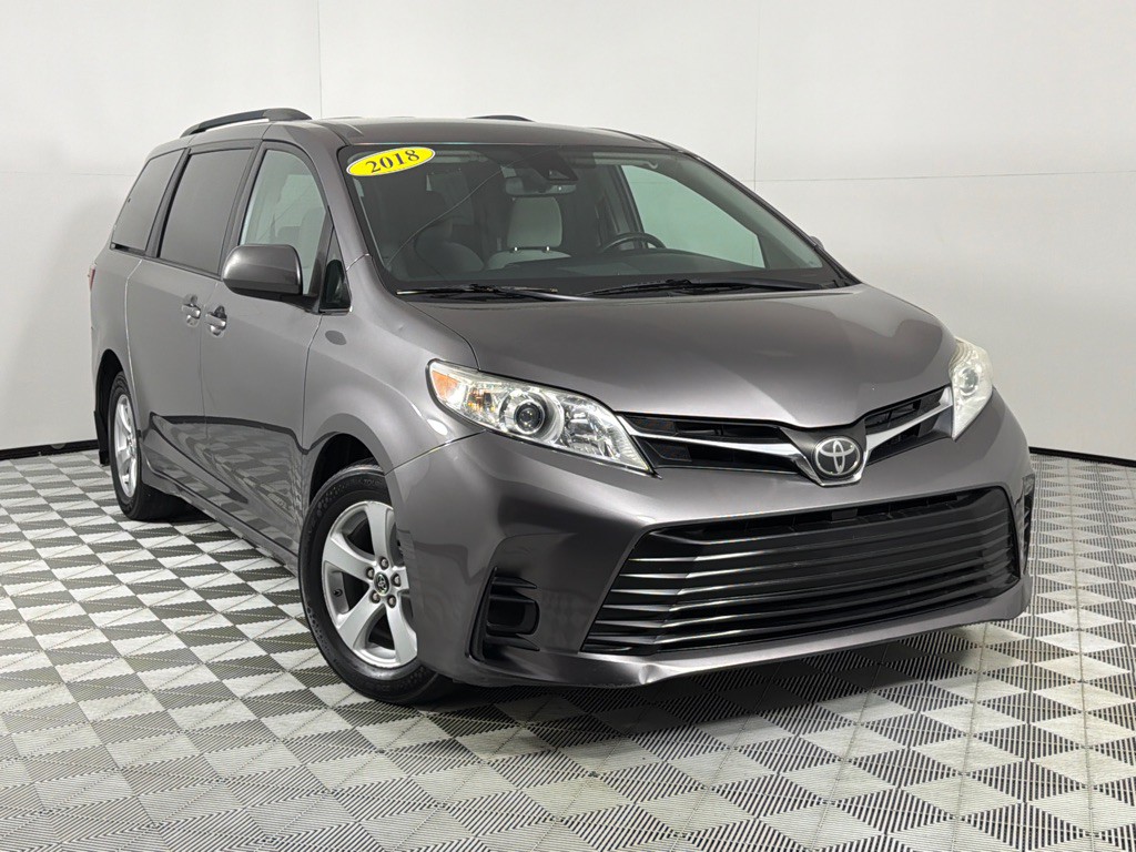 2018 Toyota Sienna Image 2