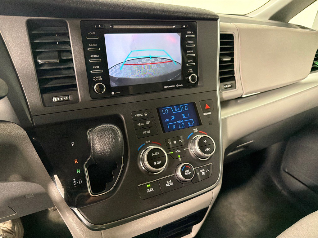 2018 Toyota Sienna Image 16
