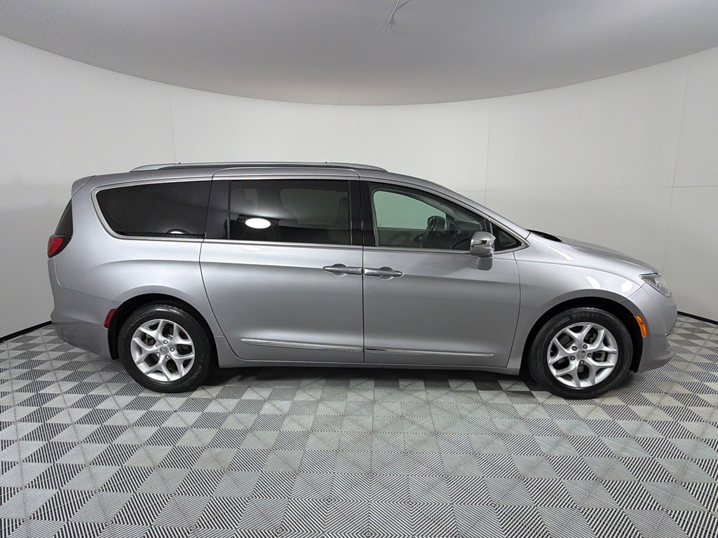 2017 Chrysler Pacifica Image 4