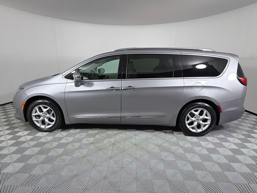 2017 Chrysler Pacifica Image 8