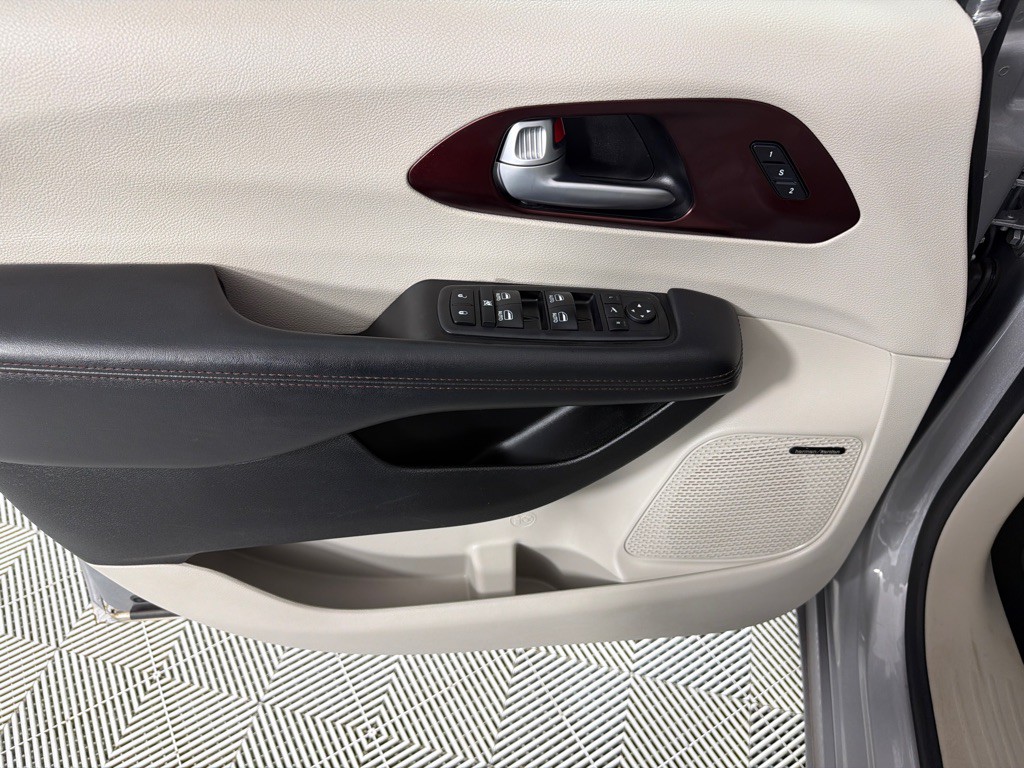 2017 Chrysler Pacifica Image 11