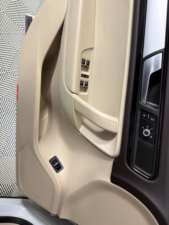 2013 Volkswagen Touareg Image 11