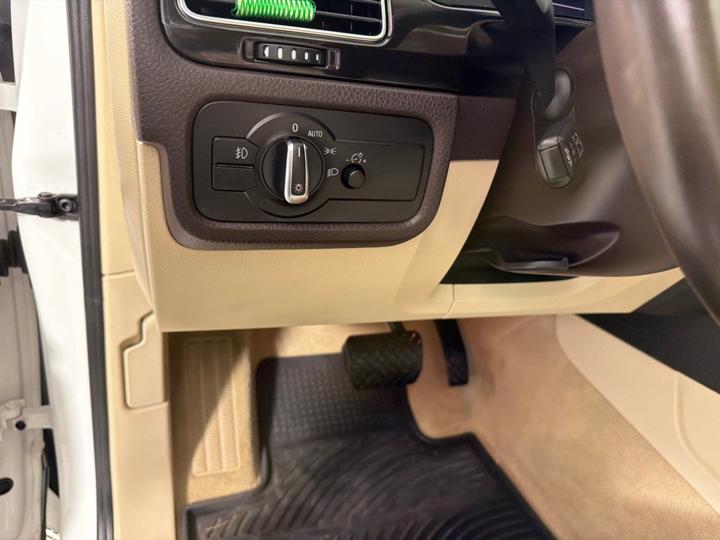 2013 Volkswagen Touareg Image 14