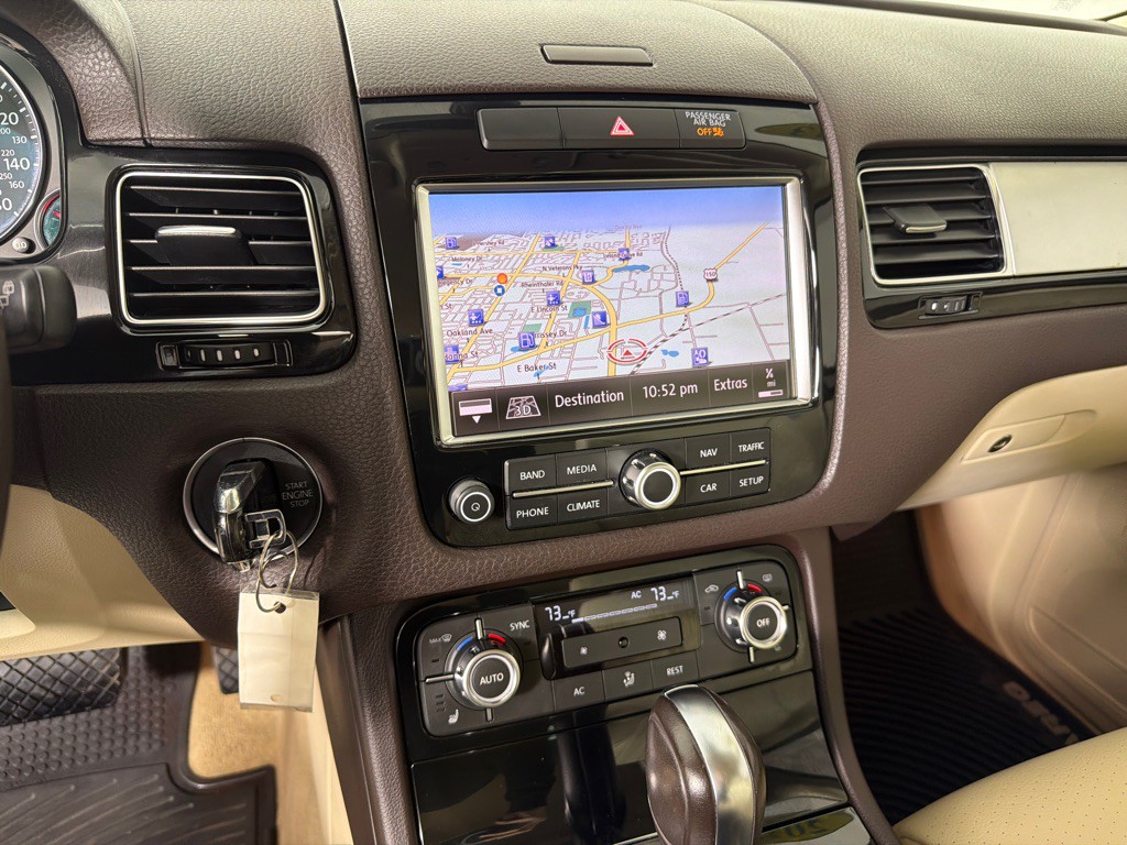 2013 Volkswagen Touareg Image 16
