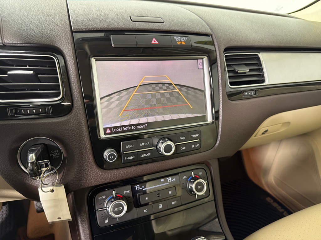 2013 Volkswagen Touareg Image 17