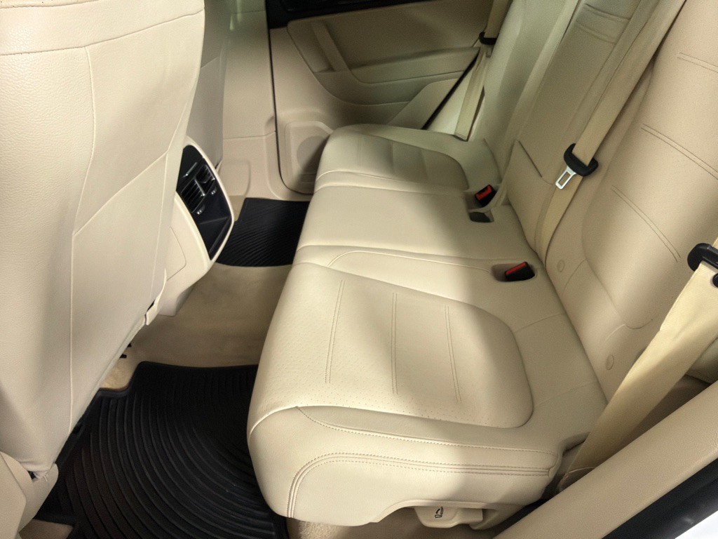 2013 Volkswagen Touareg Image 19