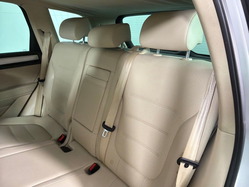 2013 Volkswagen Touareg Image 20
