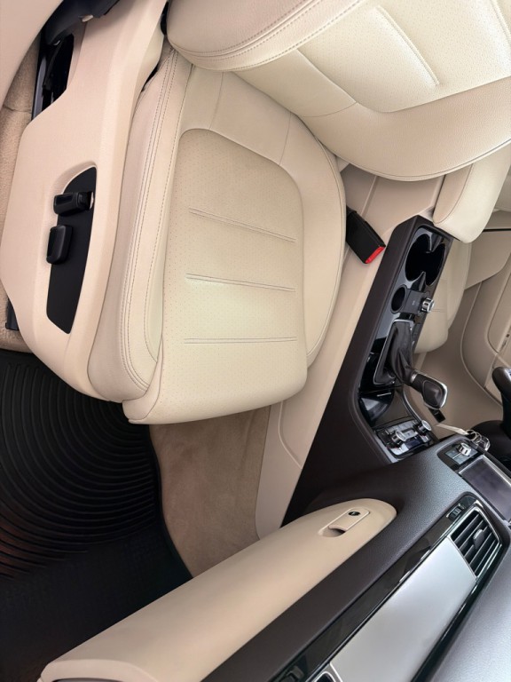 2013 Volkswagen Touareg Image 24