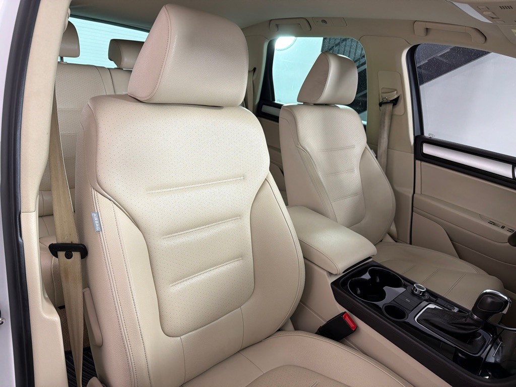2013 Volkswagen Touareg Image 25