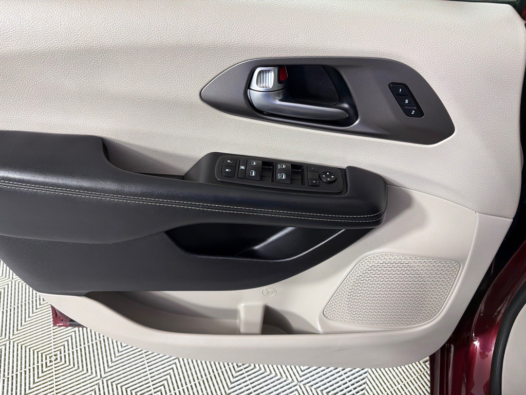 2021 Chrysler Pacifica Image 9