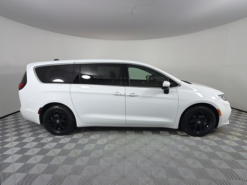 2023 Chrysler Pacifica Image 4