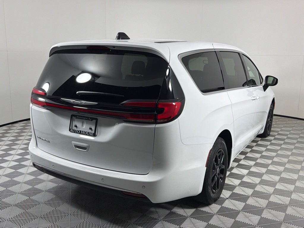 2023 Chrysler Pacifica Image 5