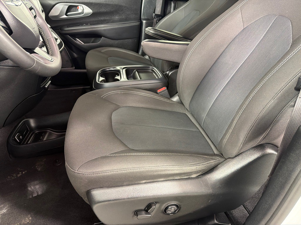 2023 Chrysler Pacifica Image 12