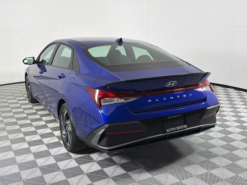 2025 Hyundai Elantra Image 7