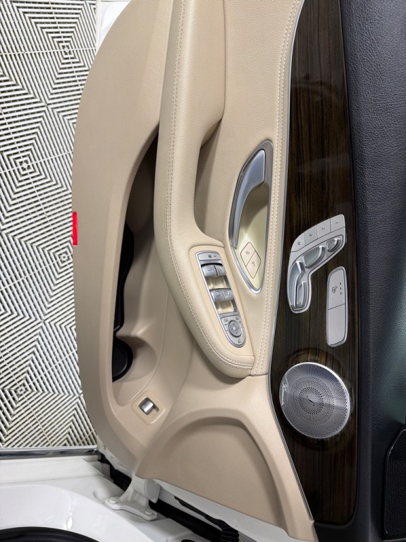 2016 Mercedes-Benz C-Class Image 9