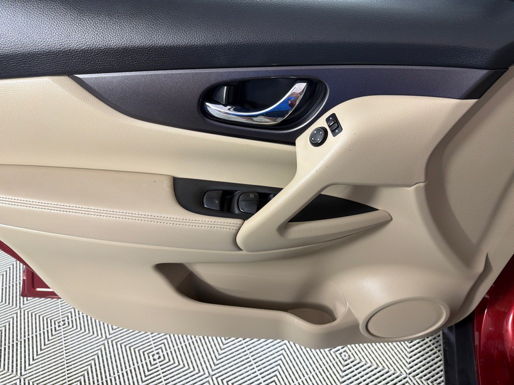 2016 Nissan Rogue Image 10