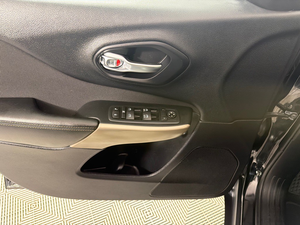 2017 Jeep Cherokee Image 10