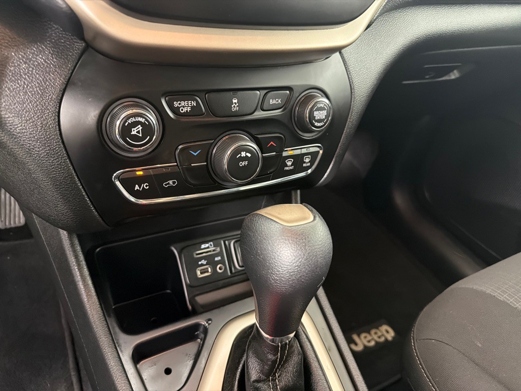 2017 Jeep Cherokee Image 17