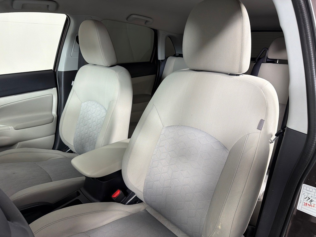 2021 Mitsubishi Outlander Image 13