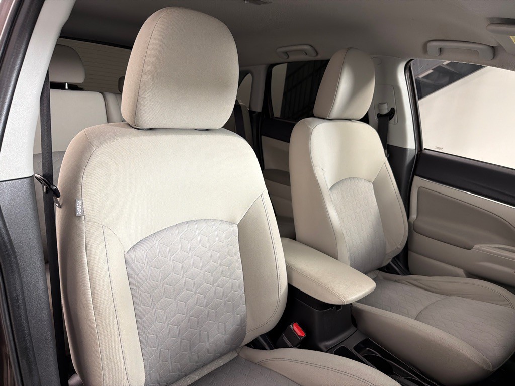 2021 Mitsubishi Outlander Image 25
