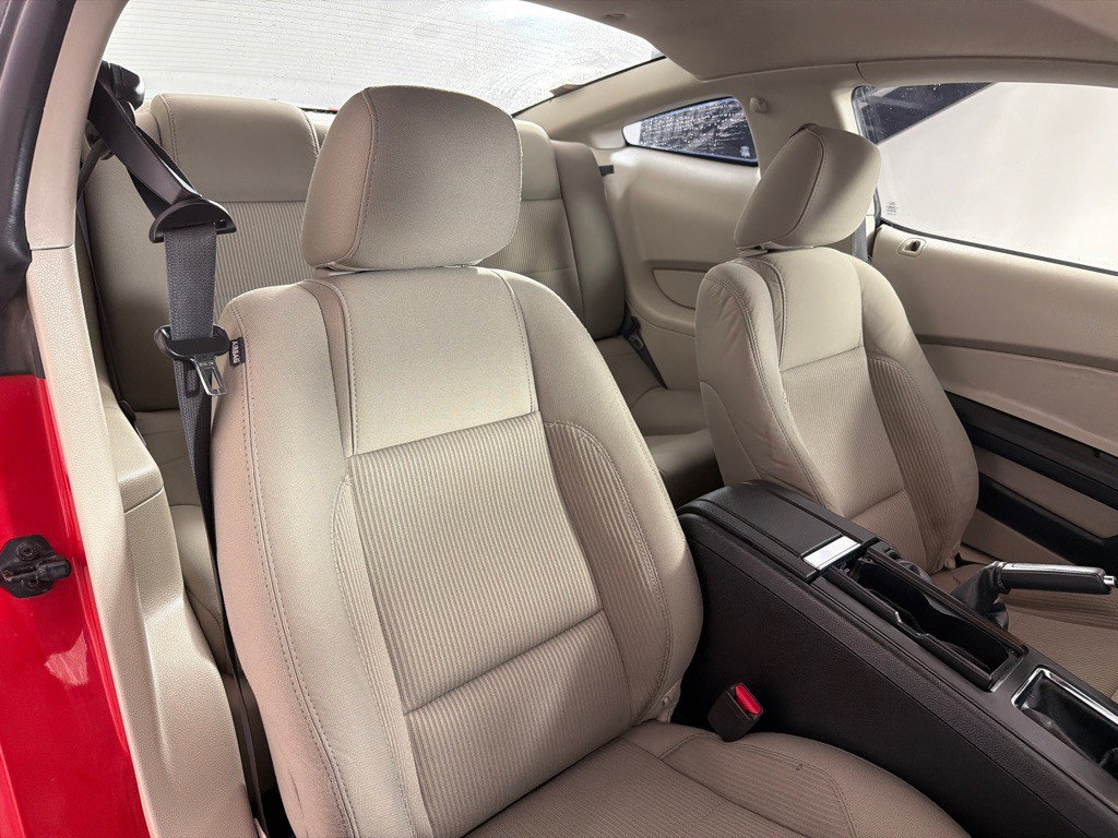 2010 Ford Mustang Image 21