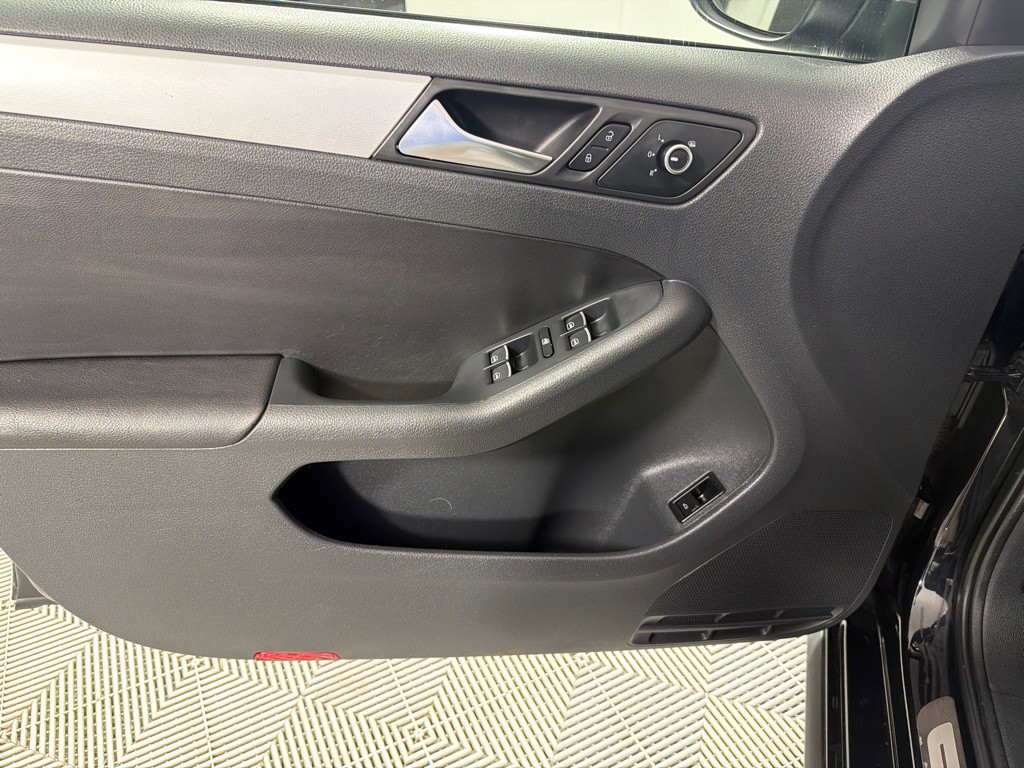 2012 Volkswagen Jetta Image 10