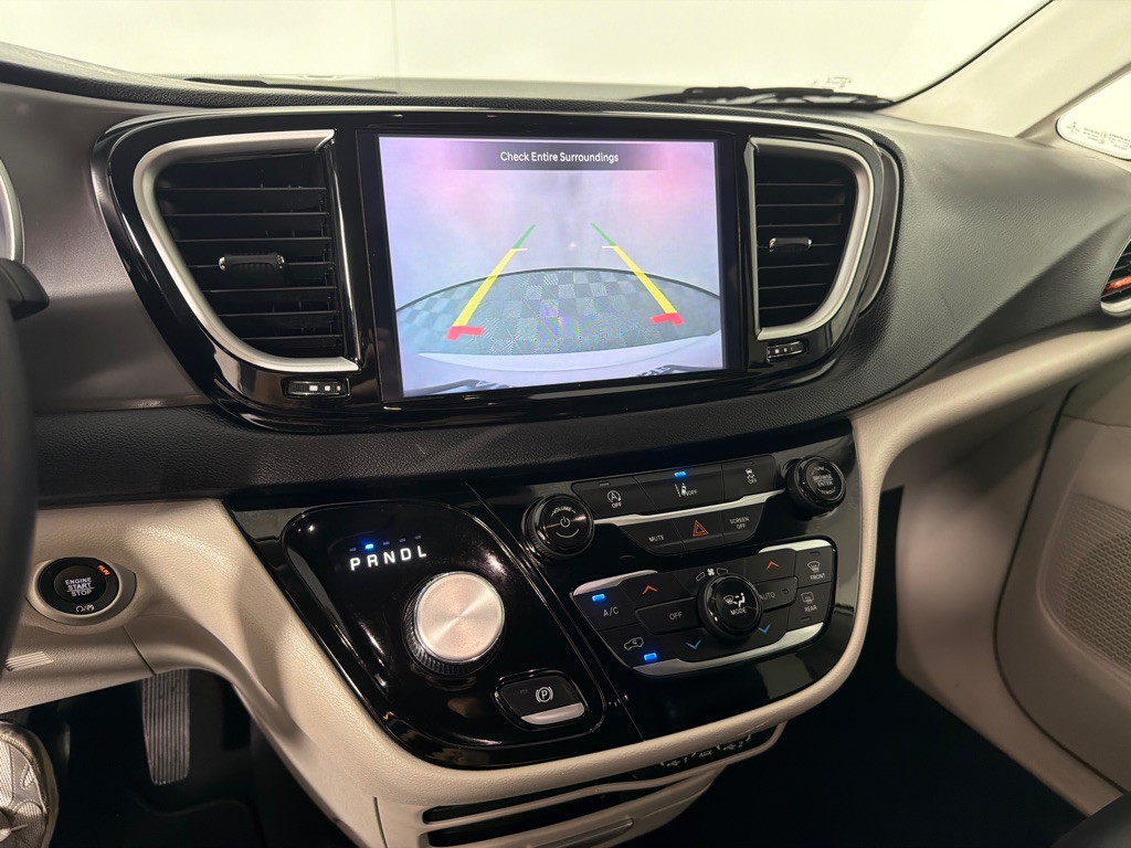 2022 Chrysler Pacifica Image 16