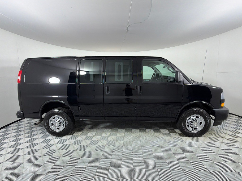 2018 Chevrolet Express Image 4