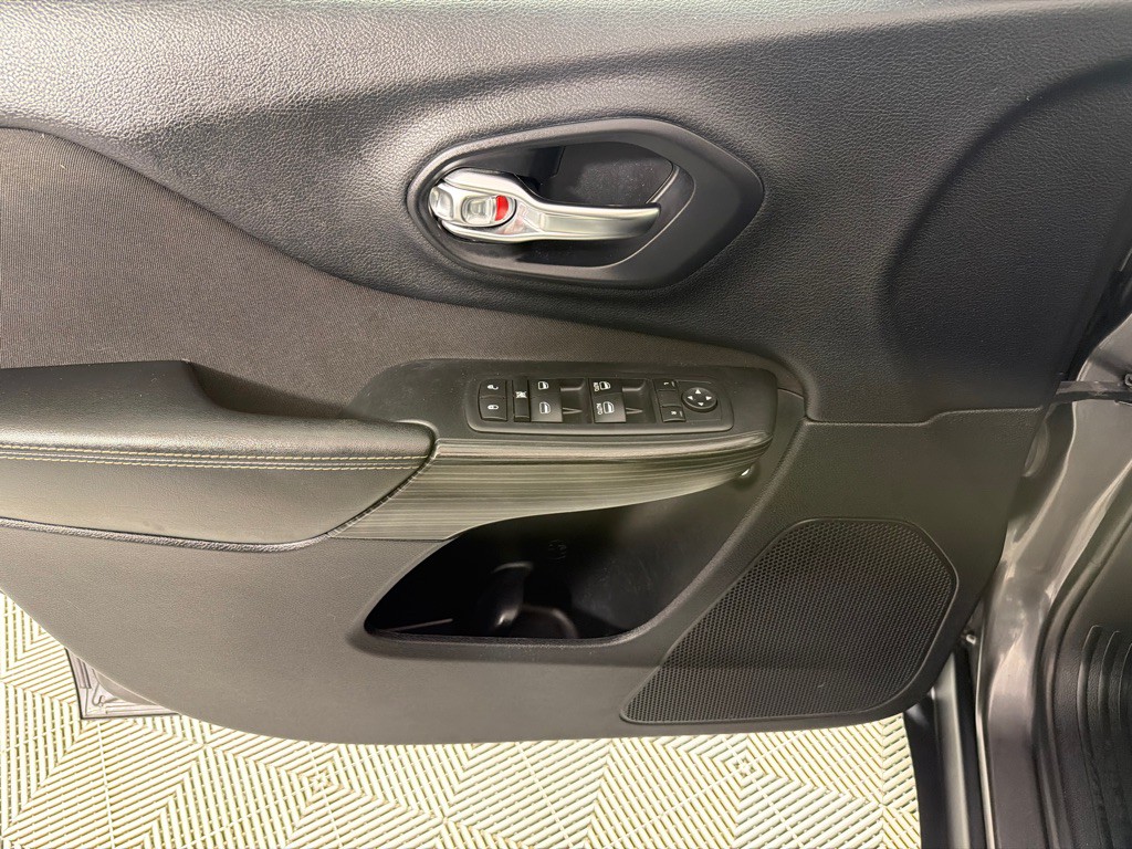 2017 Jeep Cherokee Image 10