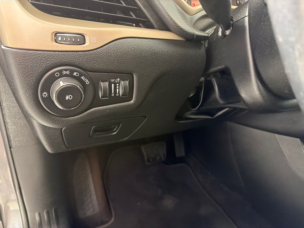 2017 Jeep Cherokee Image 13