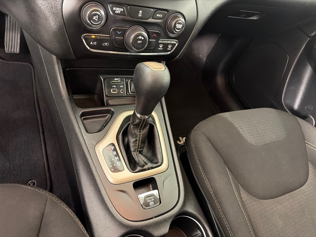 2017 Jeep Cherokee Image 17