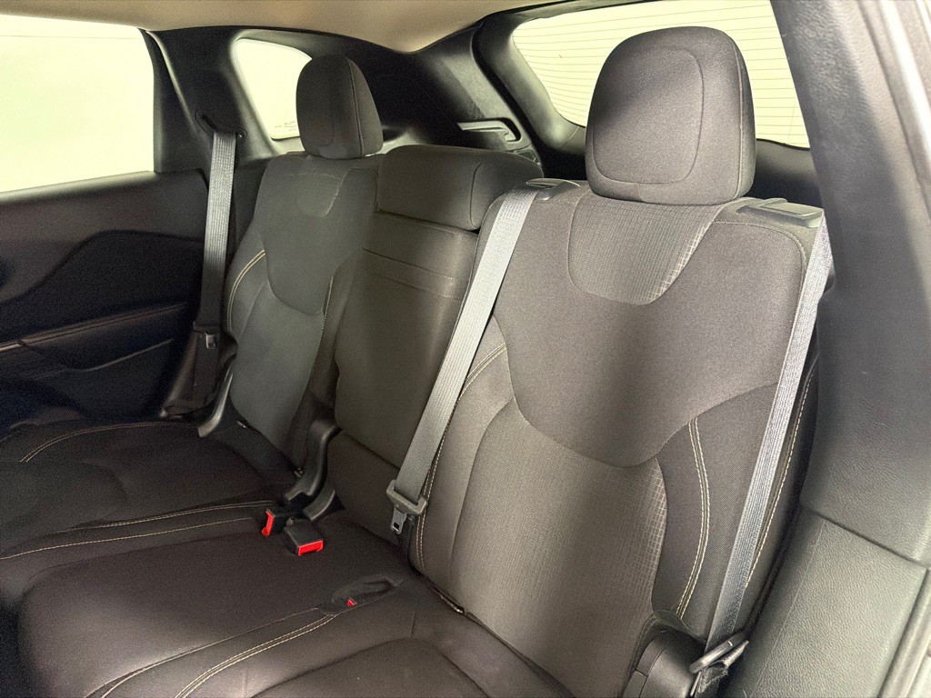 2017 Jeep Cherokee Image 19