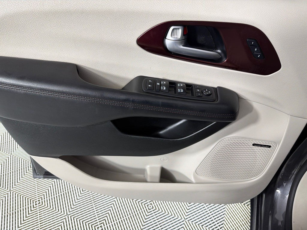 2018 Chrysler Pacifica Image 11