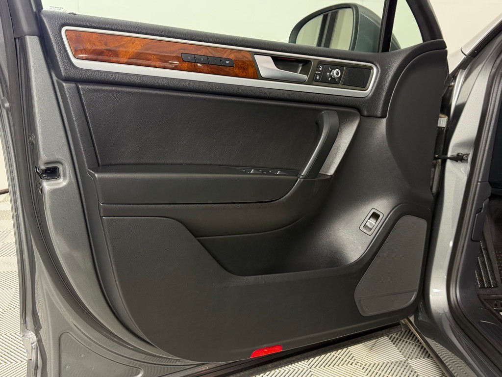 2014 Volkswagen Touareg Image 8