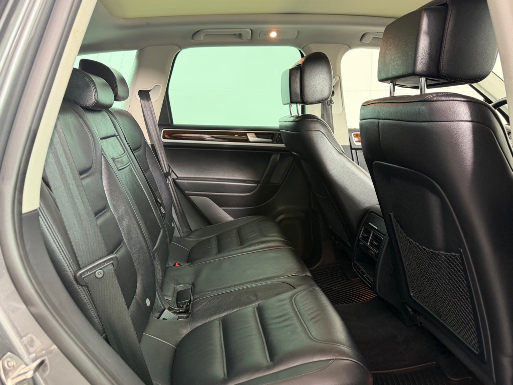 2014 Volkswagen Touareg Image 16