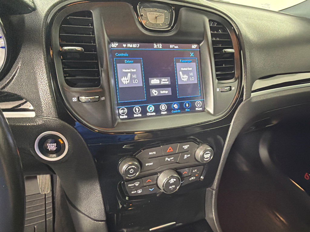 2018 Chrysler 300 Image 17