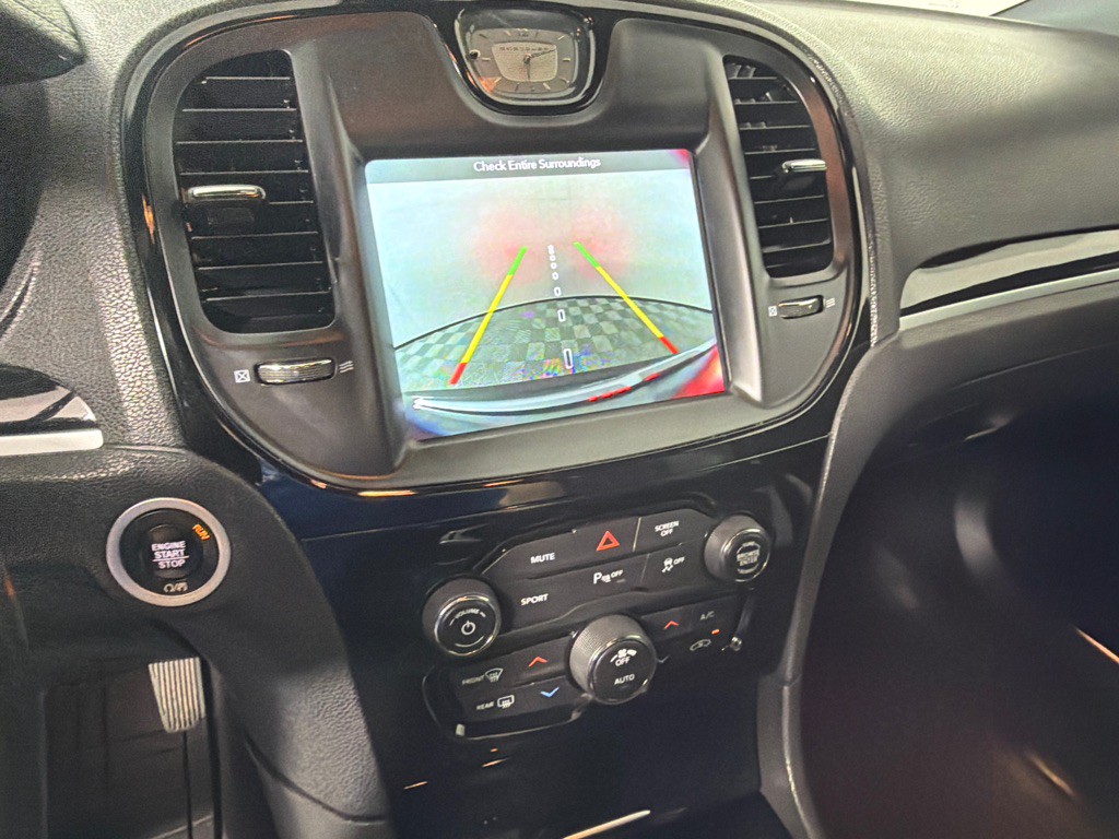 2018 Chrysler 300 Image 18