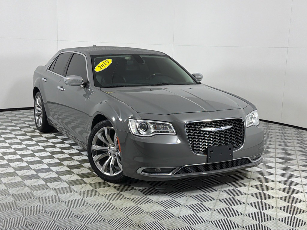 2019 Chrysler 300 Image 2