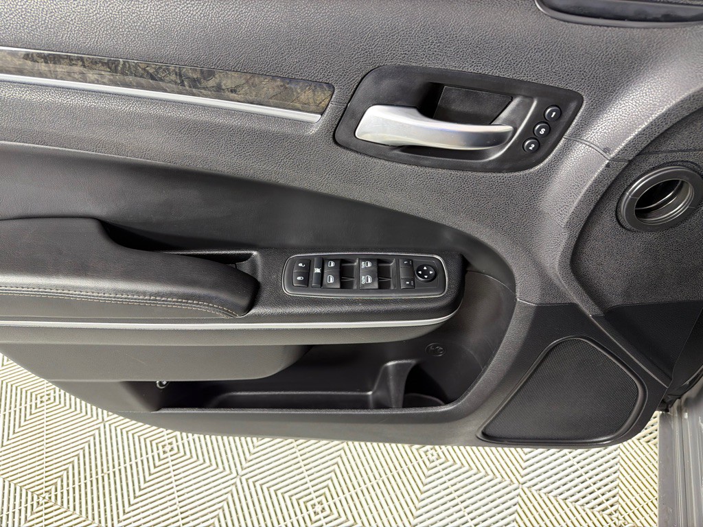 2019 Chrysler 300 Image 11