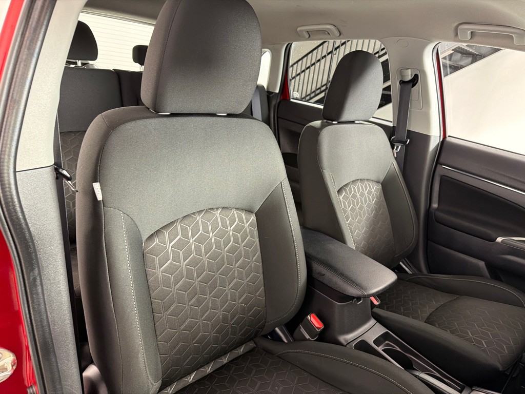 2021 Mitsubishi Outlander Image 24