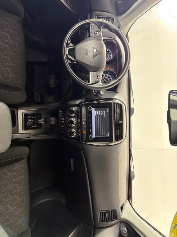 2021 Mitsubishi Outlander Image 25