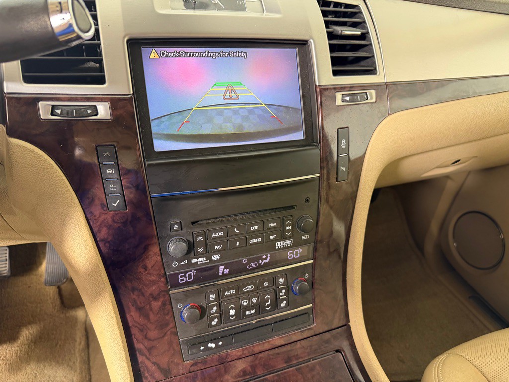 2013 Cadillac Escalade Image 17