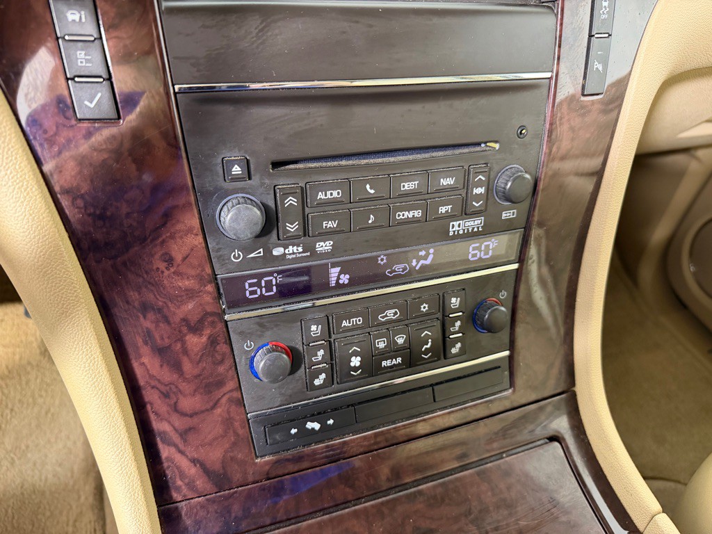 2013 Cadillac Escalade Image 18