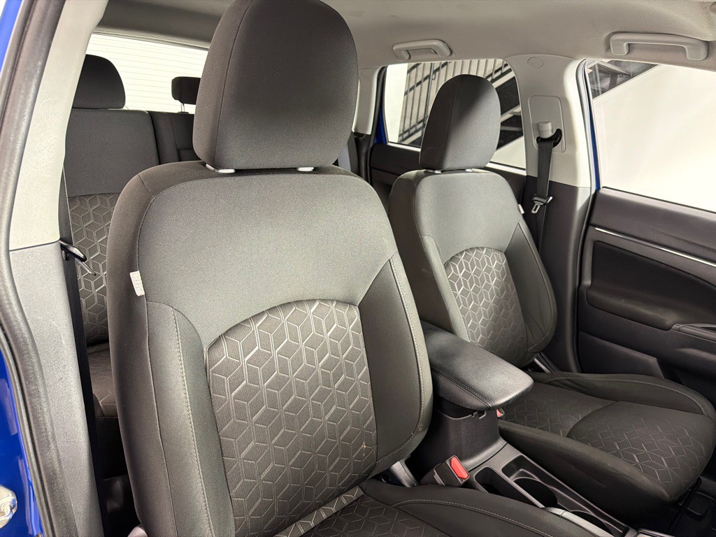 2021 Mitsubishi Outlander Image 25